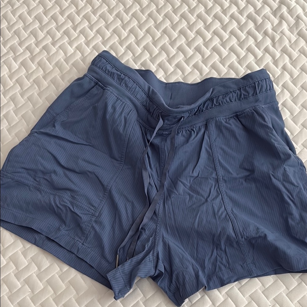 Lululemon Athletica Blue Athletic Shorts Lightweight Mid-Thigh size 8